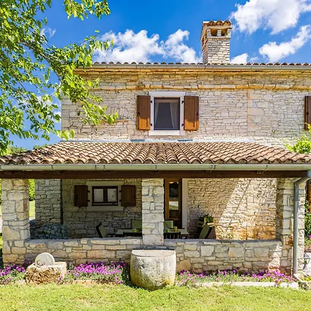 House Edera In Istria For 6 People With Large Garden And Salt - Water Private Pool וילה